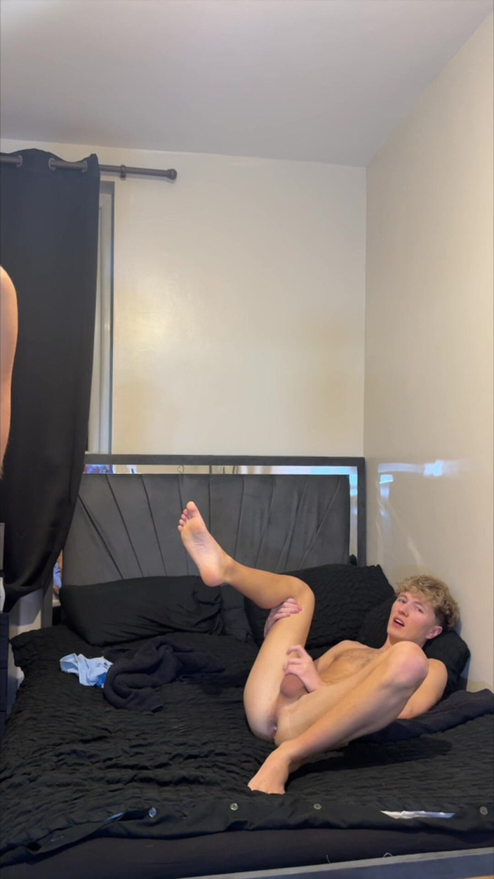 jakeandbailey: Bailey mengongkek dan memancut seluruh pantat Jake