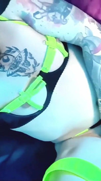 Trans holka Emma Ink se rolls na velkého čůráka a hlasitě sténá