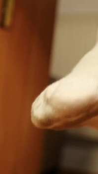 Zoccoli rosa sporchi e calzini bianchi sporcati - in footplay di due