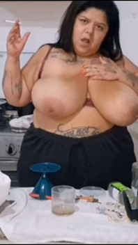 Allure plus-size: BBW che fuma in cucina