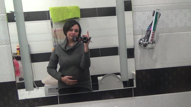 Sexy Milf: Kate meando mucho con el coño peludo después de una...
