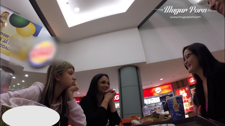 Mugur's World: Gina gerson, dolly diore, dan samanta di belakang panggung sebelum...