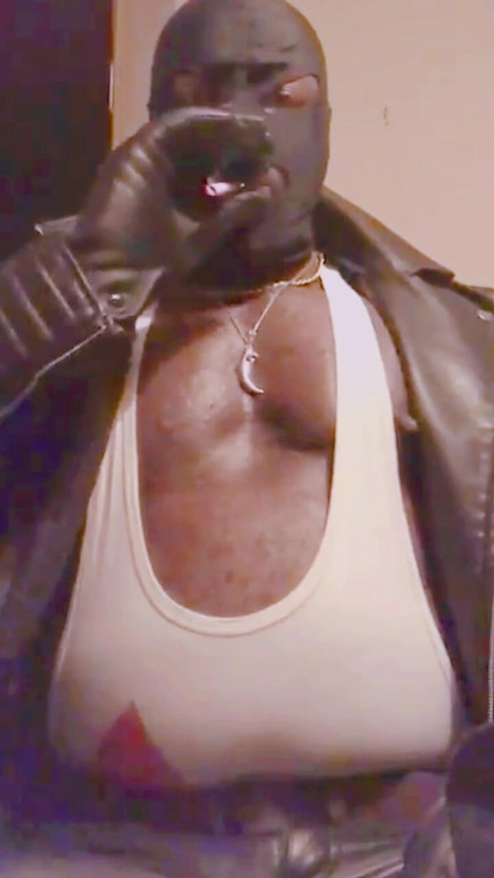 Black smoking muscle stepdad: Verbale Tietenspel Met Grote Spier En Rooksessie