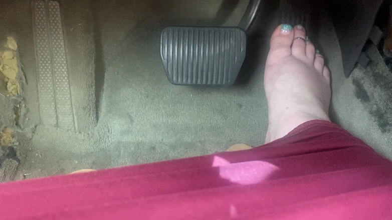 BellaBlast: Mengepam pedal dalam sandal - memandu dengan satu kaki pada gas...