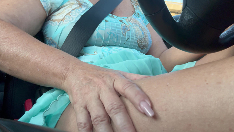 Step Mommy: Cewek sange ini lagi asik ngusap memeknya pakai jari di...