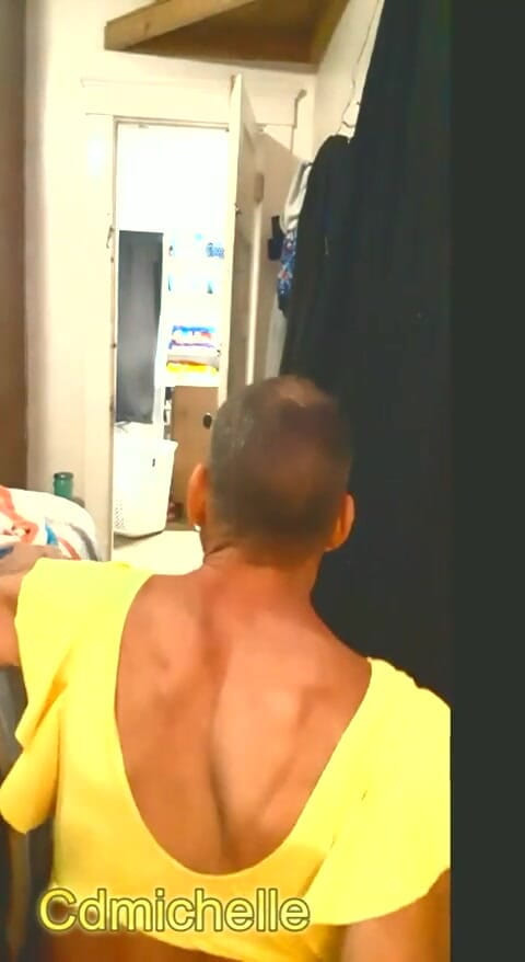 Crossdressers Cd Michelle wearing sexy lingerie: Cdmichelle Nosí Sexy Opálení a Žluté Plavky