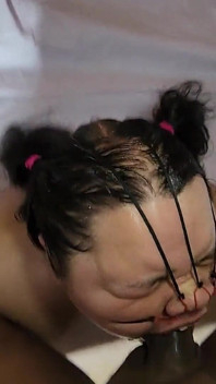 Miluji to, když mi můj muž chčije na obličej a šuká mi do krku, dokud se mi nevystříká na obličej