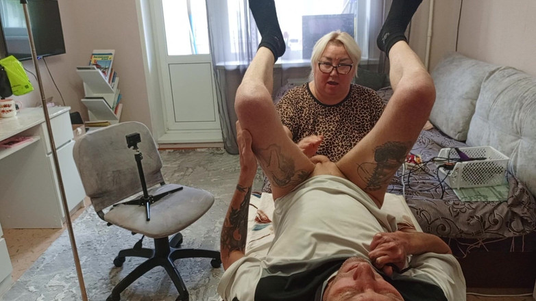 Zona901: Mama vitregă se joacă cu pula mea cu mâinile și gura...