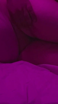 Un beau-fils surprend sa belle-mère en train de se masturber, elle était tellement excitée en faisant rebondir ses gros seins et son gros cul en se faisant fesser le cul