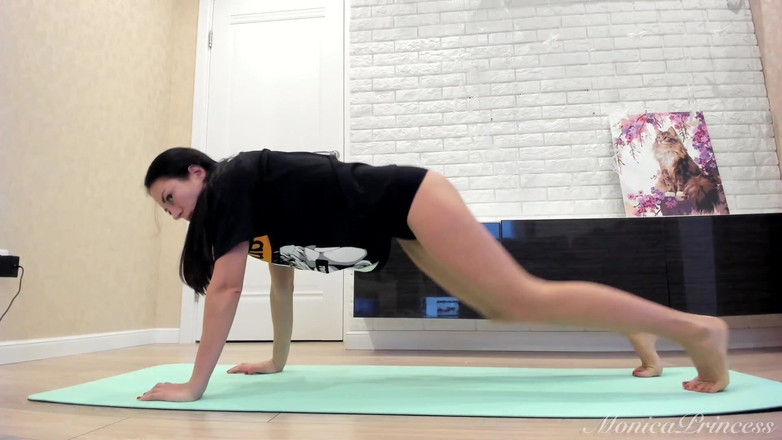 Princess Monica: Nackte beine, enge shorts: meine yoga-routine