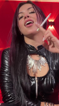Anitta adora usar sua boca como um lixo
