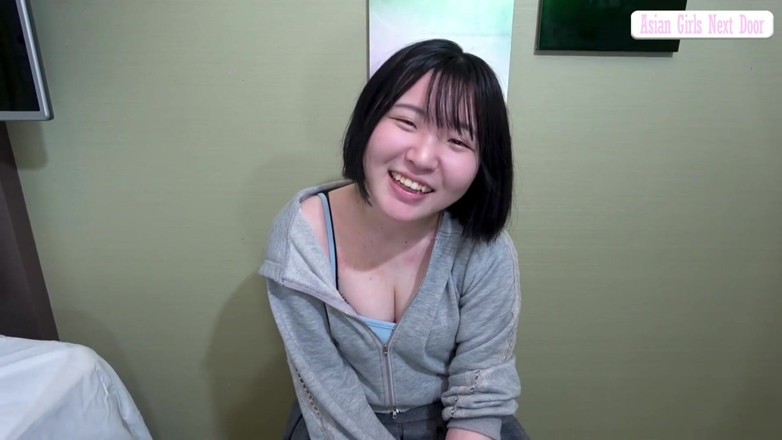 What type of JAV do you like: Une beauté rayonnante avec un sourire innocent brille dans une...