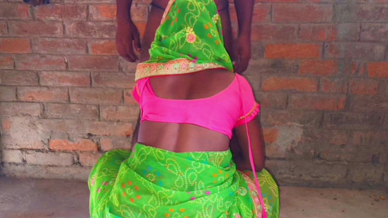 Sumang studio: Koca genç karısını kucağına oturttu ve penisini götüne sokuyor. 