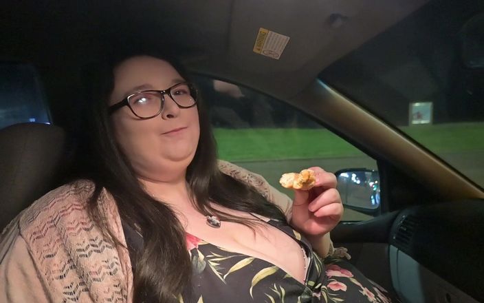 SSBBW Lady Brads: Deniz kenarında çörek yiyor