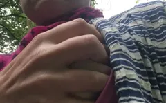Openbare tieten spelen tijdens het wandelen in de buitenlucht