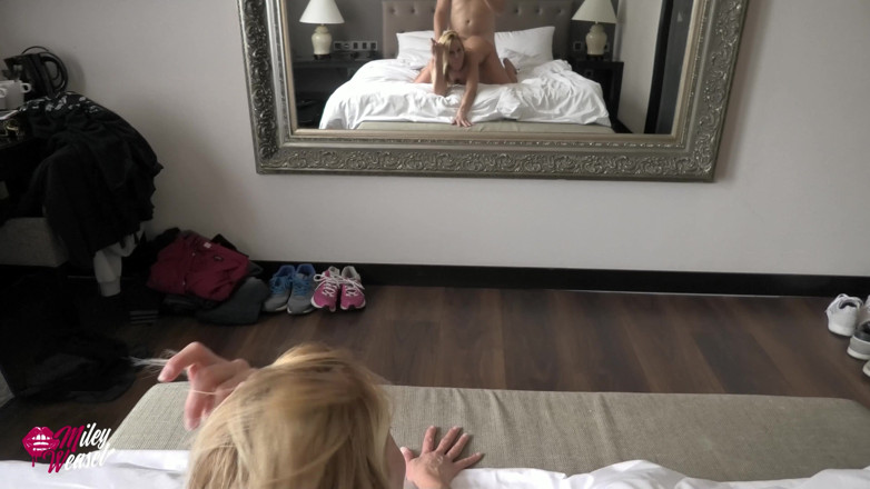 Miley Weasel: Si jalang blonde miang dikongkek bogel di hadapan cermin!