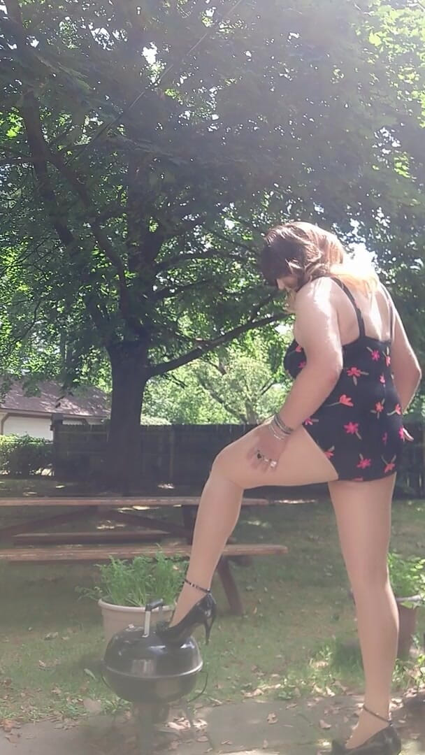 Victoria Lecherri: Kdo říká, že nemůžeš nosit punčocháče a podpatky v plavkách?