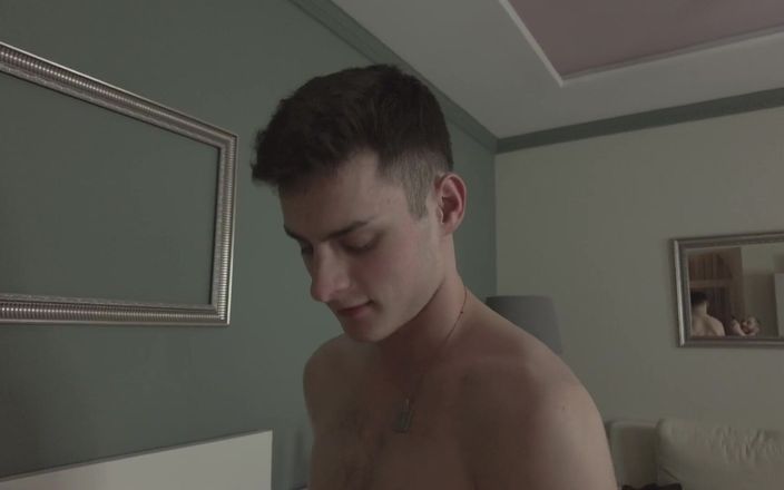 Falcon Al: Russische studenten hebben een heet homo-seksfeestje terwijl er geen ouders...