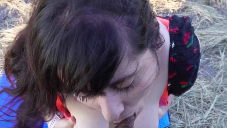 VickyVixen: Quickie Outdoor Blowjob