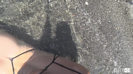 Nylondelux: Sahilde çoraplı poz