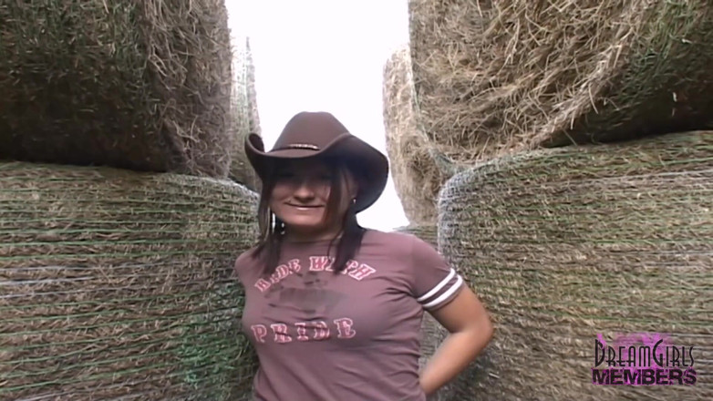 Dream Girls: Cwogirl zieht sich mitten auf einer farm aus