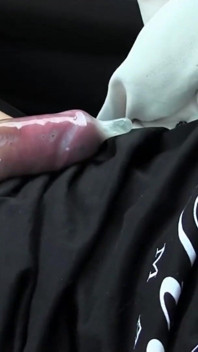Rob, étalon solo, caresse sa bite bien dure dans la voiture