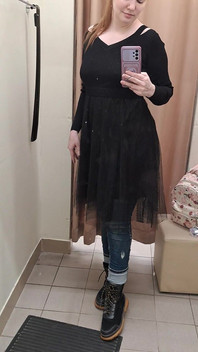 Welke woorden duiken je op als je kijkt naar de roodharige meesteres in de zwarte jurk?