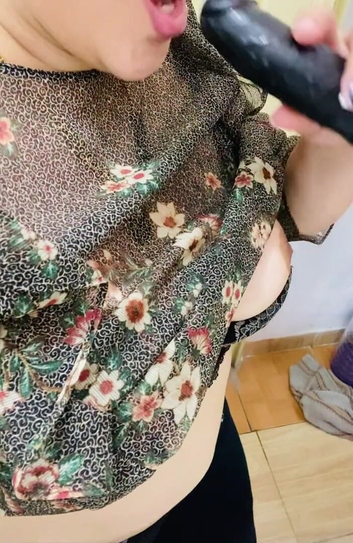 Preciusrouss49: I put the vibrator under my clothes