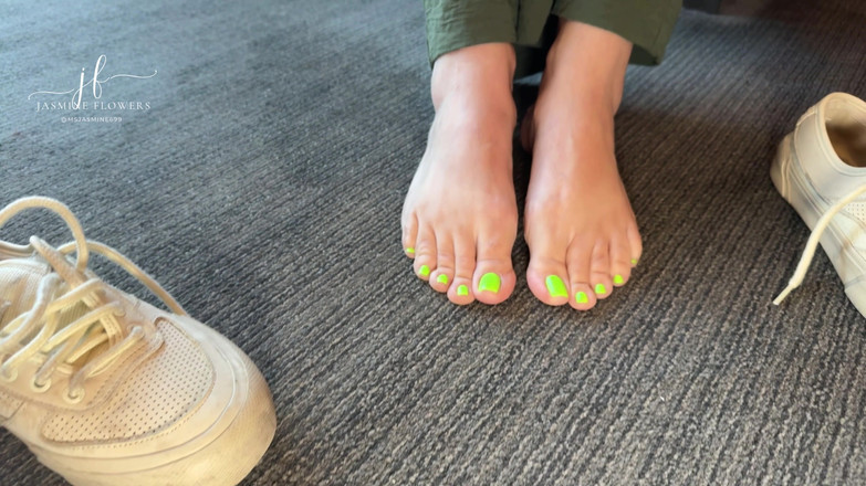 Jasmine Flowers: Sexy milf nožní škádlení: Bright Toes a Big Booty Delight