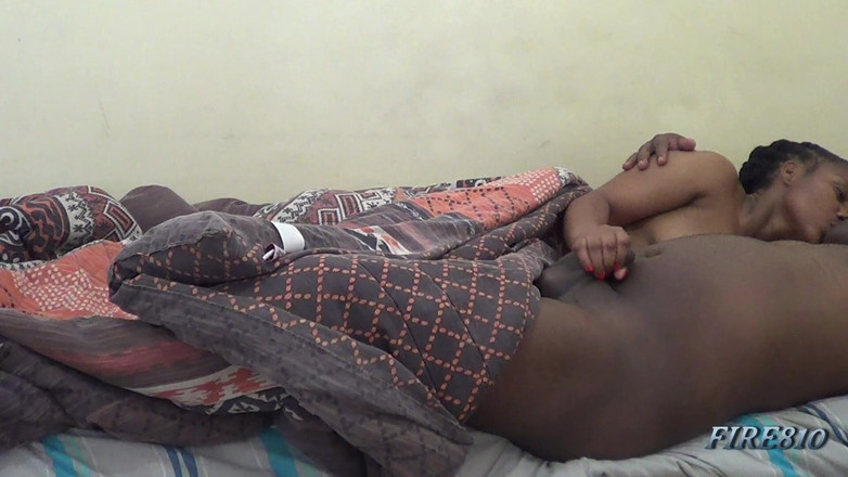 Fire810: Dick play e acariciando enquanto beija profundo, em seguida, chupou...