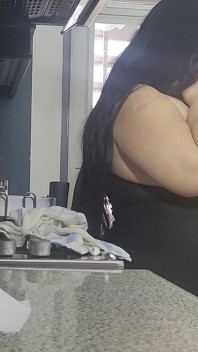 Stiefmoeder geneukt in de keuken, alleen fans in slow motion, pijpbeurt