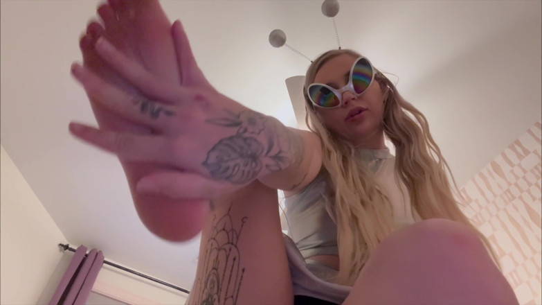 Kink in Time: Phoenix Sinz's Futuristic Giantess Domination 4K POV Shrinking Fantasy Awaits!