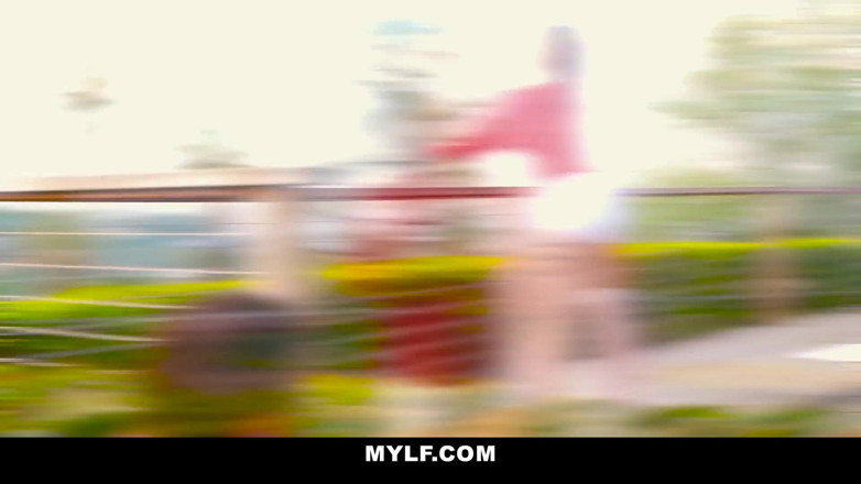 Mylf Official: Милфа занимается сексом в спандексе