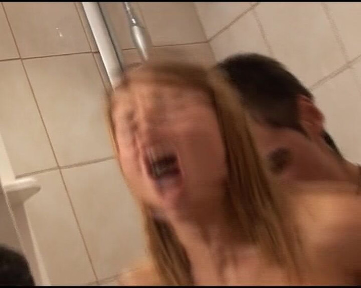 Porno kino: Zwei freche deutsche schätzchen transen schwanz im badezimmer