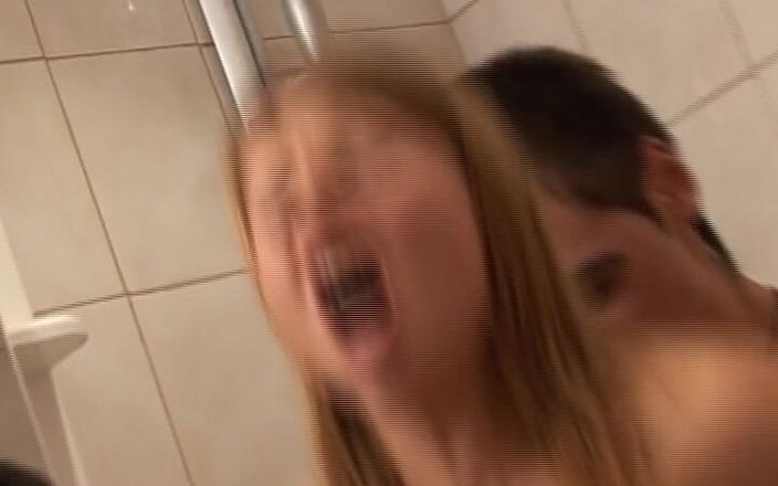Porno kino: Zwei freche deutsche schätzchen transen schwanz im badezimmer