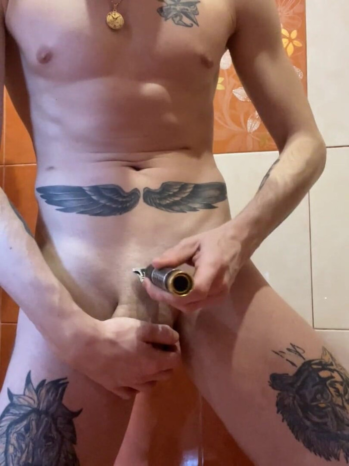 Falcon Al: Мужик снял себя на видео, делая интимную стрижку в ванной