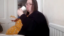 BbW SSBBW si infila la pancia un pesce e le patatine