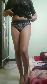 Desi ragazza in top nero trasparente e mutandine - provocante trasparente