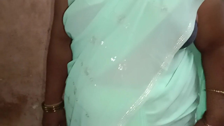 Tamil Anti Uma235: Я Пошла В Дом Моей Тети И Увидела, Что Она Завязывала Сари, И Была Очень Красива. Затем Мы Держали Ее Груди И Разделили Поцелуй.