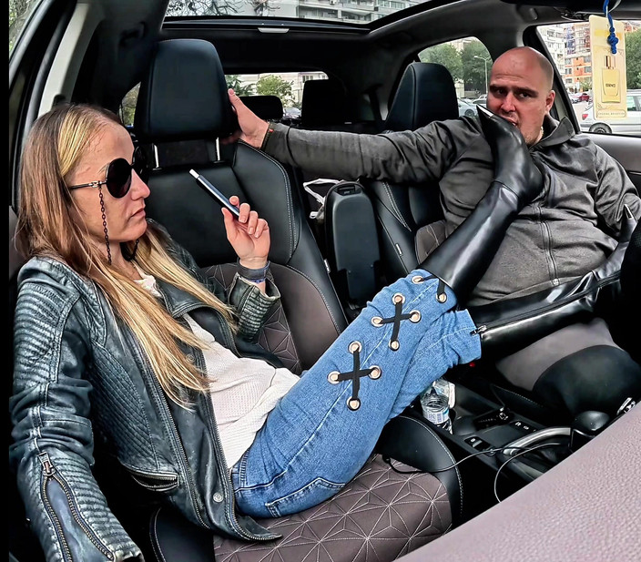 Mistressyammyboots: Tôn thờ đôi giày của tôi trong xe hơi, nô lệ - đây...