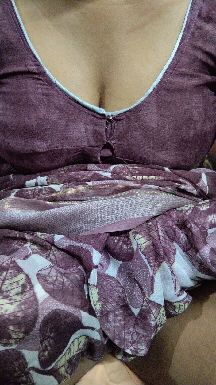 saira454: Красива дезі бенгальська сільська тітонька показує пизду
