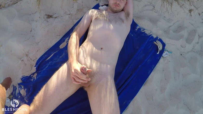 bleshporn: Julian Bleshs, éjaculation sur la plage