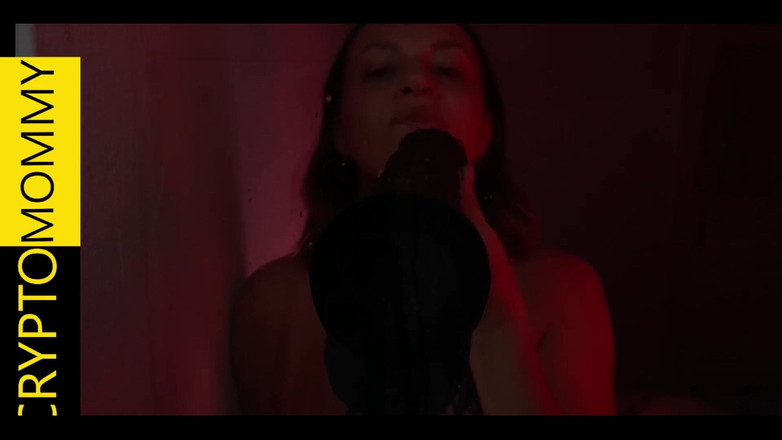 Crypto Mommy: MAMĂ SEXY LINGE CURUL ADÂNC ÎN GÂT ȘI ARE OCHII UMFLĂȚI