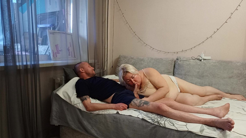 Zona901: Ibu tiri yang tidak pernah puas memberikan blowjob dan menelan...