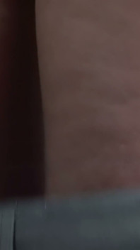 Mamă sexy blondă țâțoasă suge pula și călărește pe canapeaua roșie