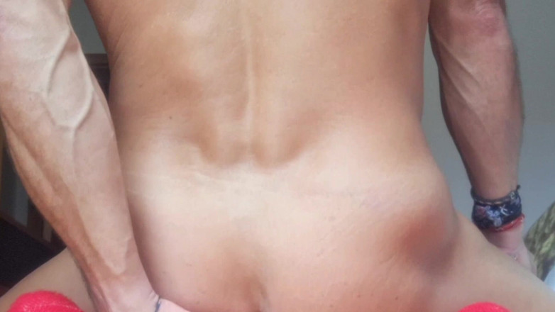 Hotsportfitboy: Perder minha virgindade anal apertada usando um grande vibrador dói...