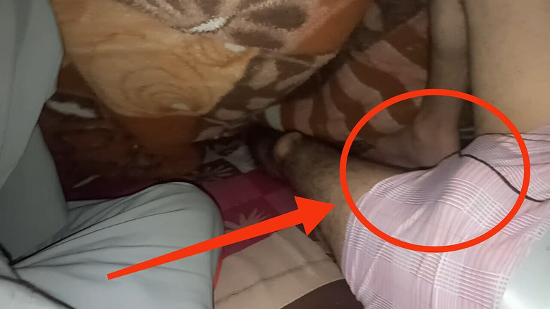 Desi__Panda: Pierwszy raz otwieram bieliznę przyrodniego brata, aby zobaczyć jego duży...