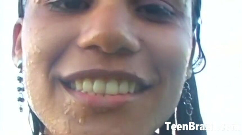 Teen Brazil: हॉट ब्राजीलियाई कमसिन अंतरजातीय तीन लोगों वाली चुदाई सेक्स कर रही है