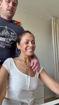 Mükemmel evli kadın: ateşli amatör porno yıldızı Angelina ağzına yarak alıyor ve göğüslerine boşalıyor
