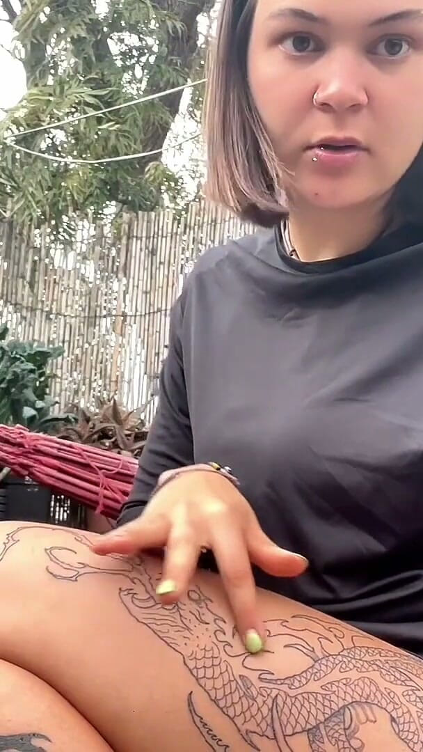 Kinky mary: Na zewnątrz sikanie na roślinę, strip i przysiad w ogrodzie